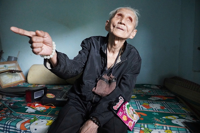 Cụ &ocirc;ng m&ugrave; l&ograve;a sống vất vả một m&igrave;nh - Ảnh 4.