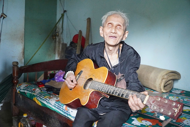 Cụ &ocirc;ng m&ugrave; l&ograve;a sống vất vả một m&igrave;nh - Ảnh 5.