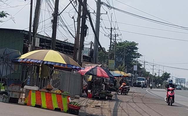 Buôn bán lề đường tại QL51 Km 16 An Phước gây mất an toàn giao thông - Ảnh 1. Buôn bán lề đường tại QL51 Km 16 An Phước gây mất an toàn giao thông - Ảnh 1.