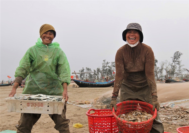 M&ugrave;a lộc biển: Săn 'bạc xanh' tr&ecirc;n s&oacute;ng biển- Ảnh 5.