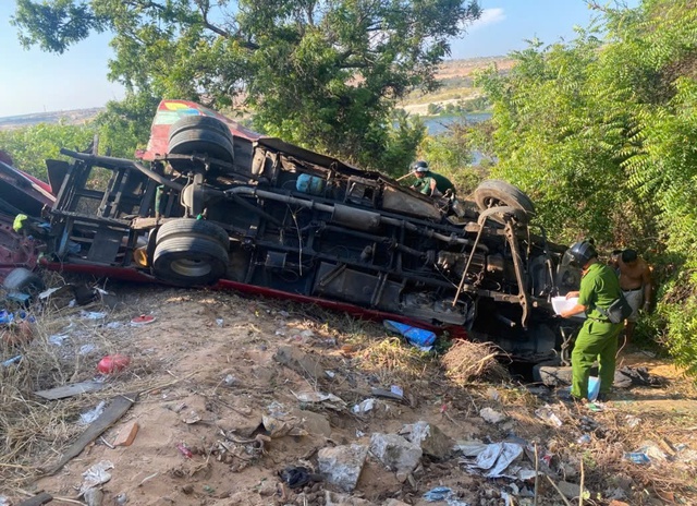 Xe khách lao xuống vực, 4 người chết nhiều người bị thương - Ảnh 1.