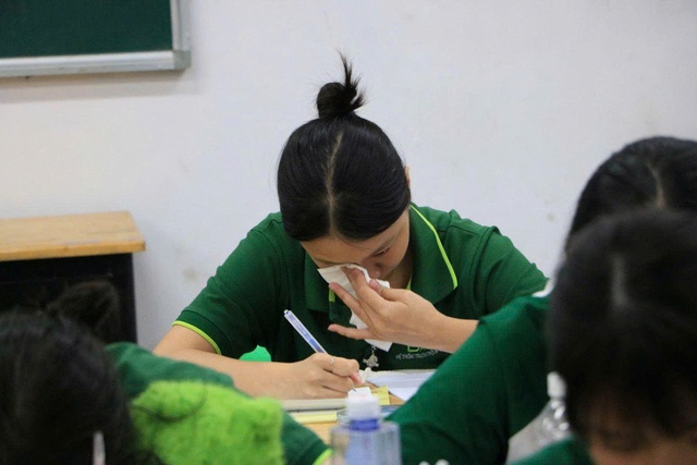 Học sinh lớp 12 rơi nước mắt v&igrave; viết thư gửi ch&iacute;nh m&igrave;nh 10 năm sau - Ảnh 3.