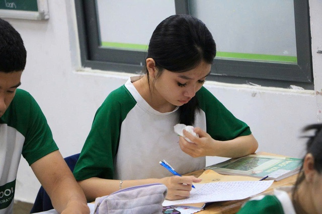 Học sinh lớp 12 rơi nước mắt v&igrave; viết thư gửi ch&iacute;nh m&igrave;nh 10 năm sau - Ảnh 4.