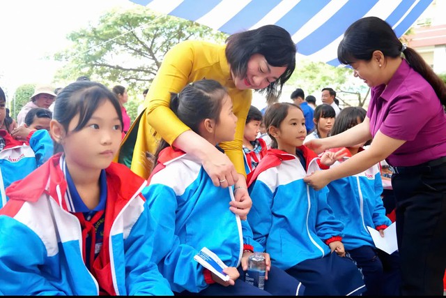 Ho&agrave;ng Đức th&ocirc;ng qua '&Aacute;o ấm đến trường' tiếp sức học sinh ngh&egrave;o hiếu học- Ảnh 4.