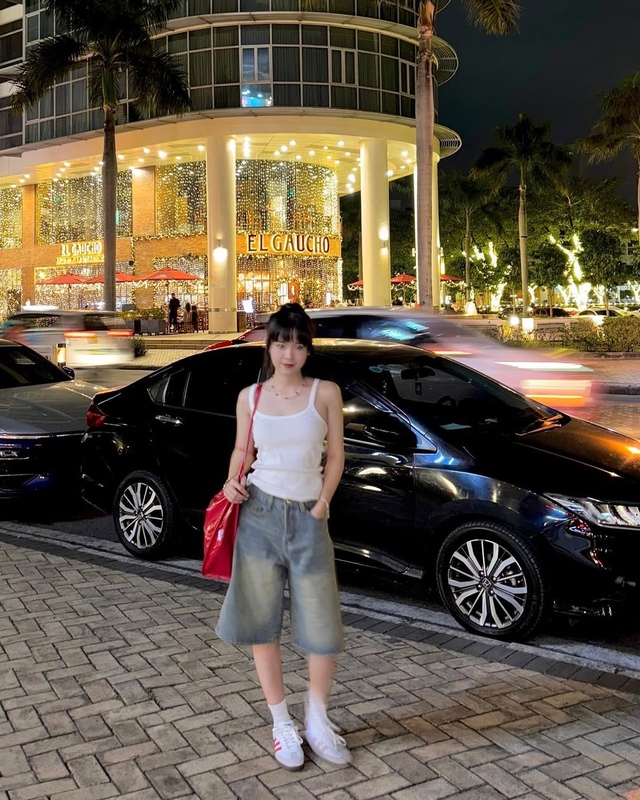 Xu hướng thời trang đường phố năng động với quần denim lửng- Ảnh 1.