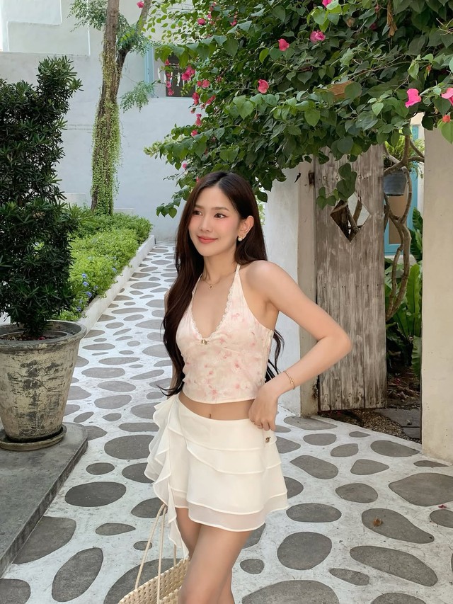 Phối áo yếm cổ chữ V tôn dáng cực đỉnh cho mùa hè- Ảnh 1.