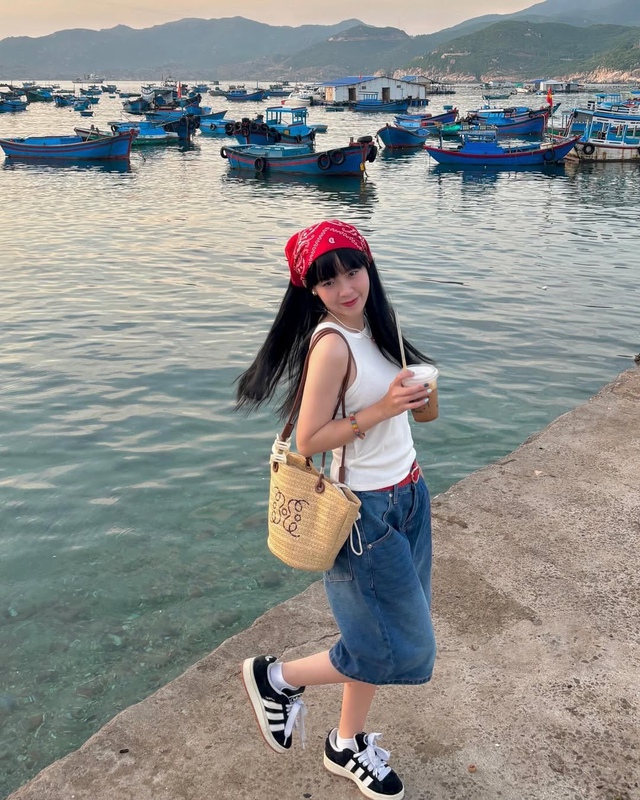 Xu hướng thời trang đường phố năng động với quần denim lửng- Ảnh 2.