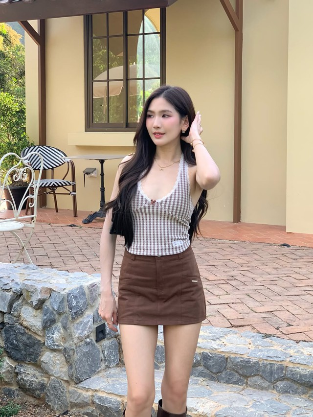Phối áo yếm cổ chữ V tôn dáng cực đỉnh cho mùa hè- Ảnh 2.