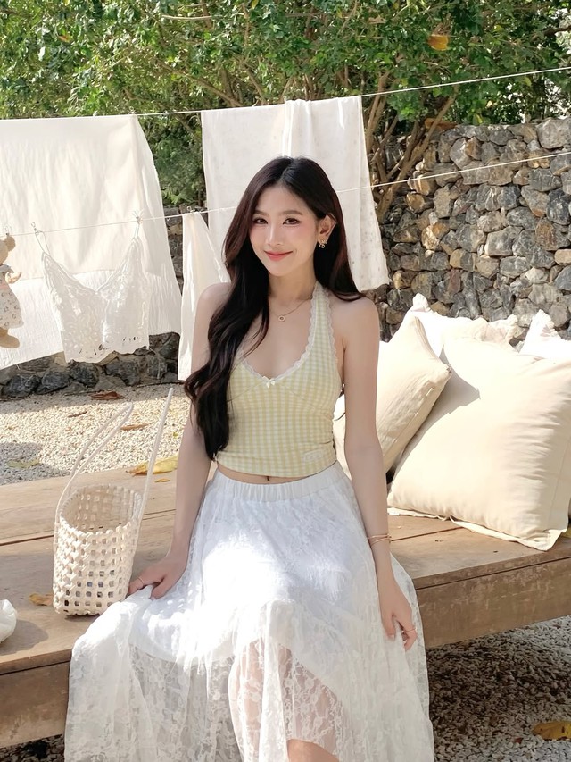 Phối áo yếm cổ chữ V tôn dáng cực đỉnh cho mùa hè- Ảnh 3.