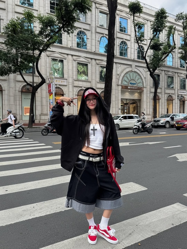 Xu hướng thời trang đường phố năng động với quần denim lửng- Ảnh 4.