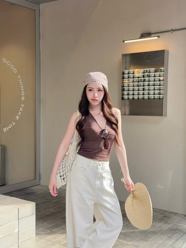 Phối áo yếm cổ chữ V tôn dáng cực đỉnh cho mùa hè- Ảnh 4.