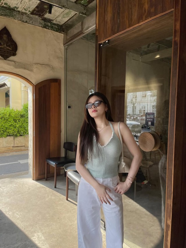 Phối áo yếm cổ chữ V tôn dáng cực đỉnh cho mùa hè- Ảnh 6.