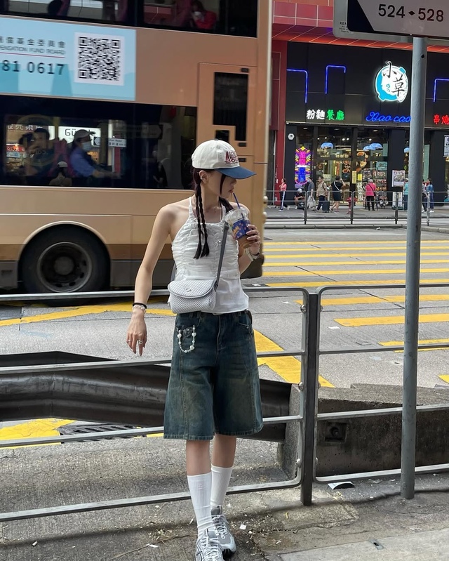 Xu hướng thời trang đường phố năng động với quần denim lửng- Ảnh 7.