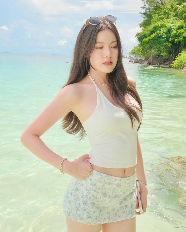 Phối áo yếm cổ chữ V tôn dáng cực đỉnh cho mùa hè- Ảnh 7.