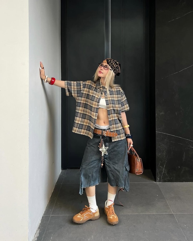 Xu hướng thời trang đường phố năng động với quần denim lửng- Ảnh 8.