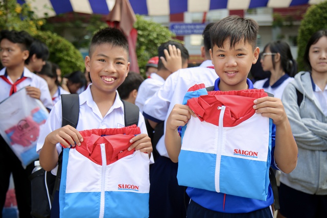 Ho&agrave;ng Đức th&ocirc;ng qua '&Aacute;o ấm đến trường' tiếp sức học sinh ngh&egrave;o hiếu học- Ảnh 1.