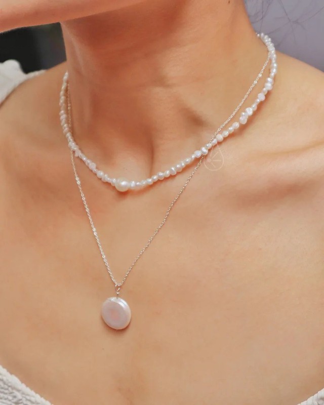 Nâng tầm phong cách với sức hút dịu dàng từ vòng cổ xà cừ - Ảnh 3.