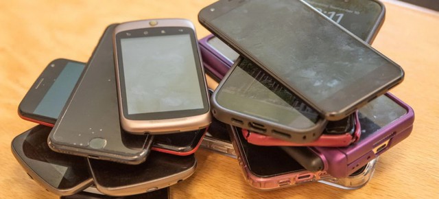 Nguy cơ tiềm t&agrave;ng với điện thoại cũ cất giữ trong nh&agrave; - Ảnh 1.