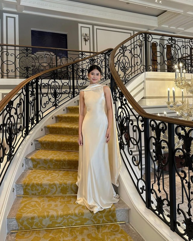 Váy satin tối giản, mang phong cách sang trọng thầm lặng- Ảnh 1. Váy satin tối giản, mang phong cách sang trọng thầm lặng- Ảnh 1.