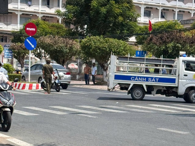 Vĩnh Long: Triệu tập 2 người chặn xe đập k&iacute;nh chắn gi&oacute; giữa đường- Ảnh 1.