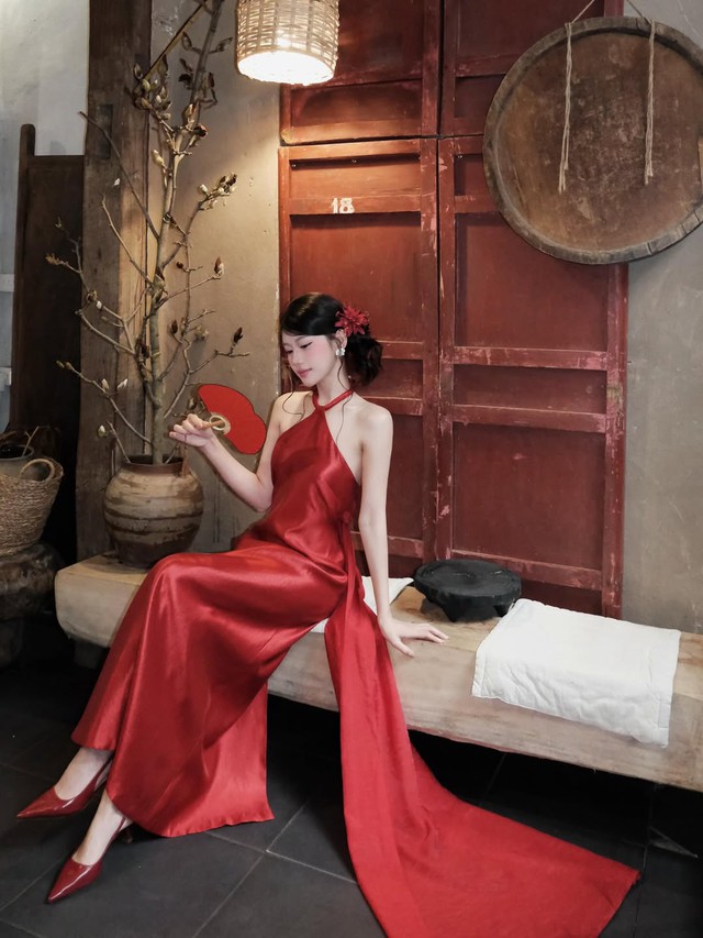 Váy satin tối giản, mang phong cách sang trọng thầm lặng- Ảnh 3. Váy satin tối giản, mang phong cách sang trọng thầm lặng- Ảnh 3.