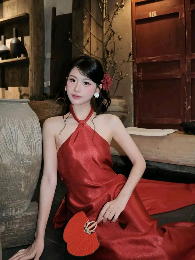 Váy satin tối giản, mang phong cách sang trọng thầm lặng- Ảnh 4. Váy satin tối giản, mang phong cách sang trọng thầm lặng- Ảnh 4.