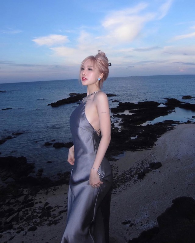 Váy satin tối giản, mang phong cách sang trọng thầm lặng- Ảnh 5. Váy satin tối giản, mang phong cách sang trọng thầm lặng- Ảnh 5.