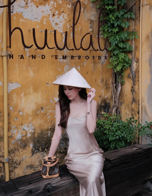 Váy satin tối giản, mang phong cách sang trọng thầm lặng- Ảnh 6. Váy satin tối giản, mang phong cách sang trọng thầm lặng- Ảnh 6.