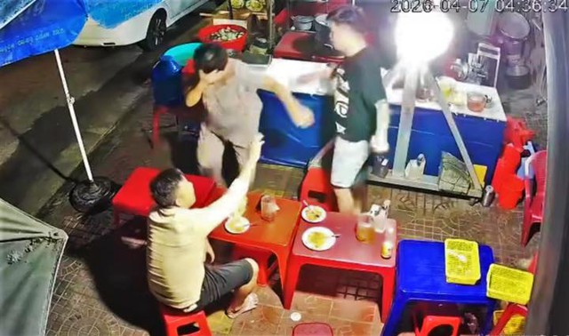 H&agrave;nh hung cụ b&agrave; b&aacute;n b&aacute;nh b&egrave;o ở Quy Nhơn g&acirc;y phẫn nộ - Ảnh 1.