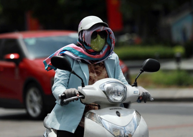 Đợt nắng nóng 42 độ C khi nào kết thúc, TP.HCM sắp có mưa trái mùa? - Ảnh 2.