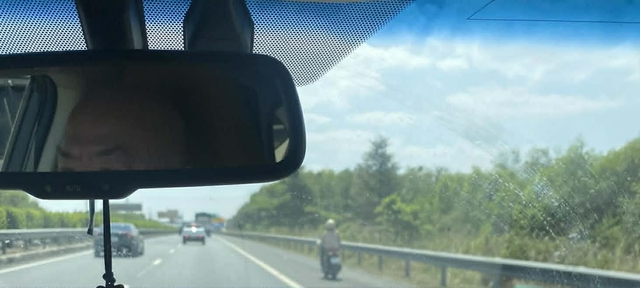 C&oacute; thể bị phạt 14 triệu nếu đi con đường kh&ocirc;ng d&agrave;nh cho xe m&aacute;y - Ảnh 1.