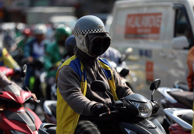 Nắng n&oacute;ng đặc biệt gay gắt, nhiệt độ tiếp tục vượt 40 độ C  - Ảnh 1.