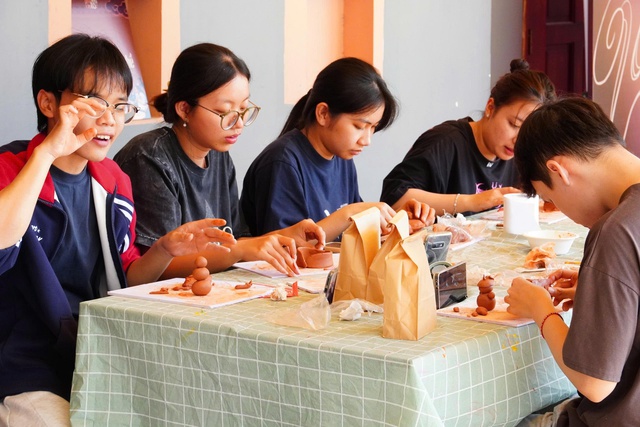 Đưa gốm B&agrave;u Tr&uacute;c bước v&agrave;o đời sống hiện đại - Ảnh 2.