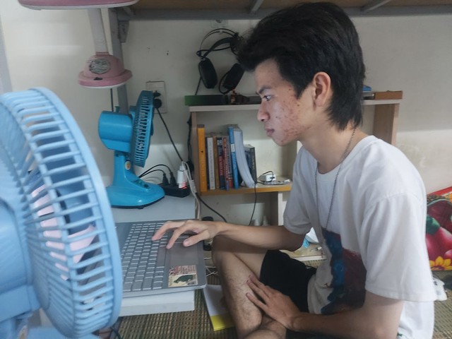 Nắng n&oacute;ng, sinh vi&ecirc;n, c&ocirc;ng nh&acirc;n ở trọ lao đao v&igrave; tiền điện tăng cao - Ảnh 1.