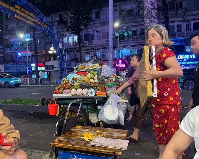 Du kh&aacute;ch vẫn khổ v&igrave; ăn xin, h&agrave;ng rong- Ảnh 2.