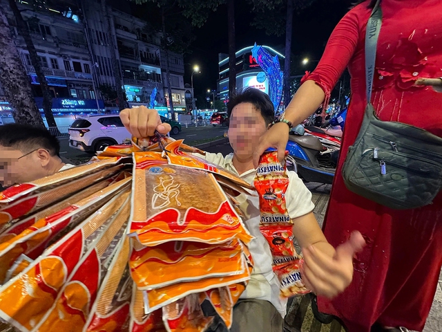 Du kh&aacute;ch vẫn khổ v&igrave; ăn xin, h&agrave;ng rong- Ảnh 3.