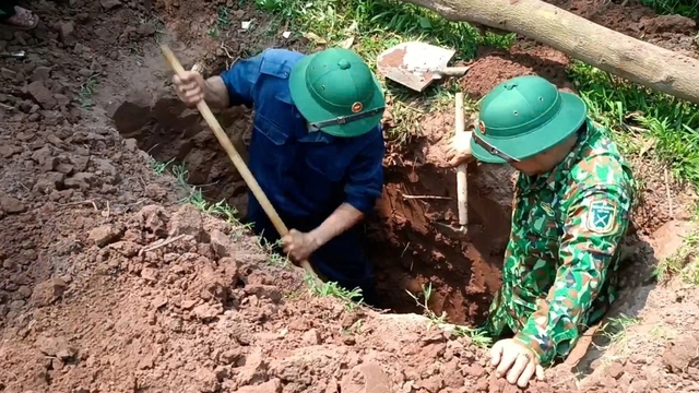 T&igrave;m thấy h&agrave;i cốt liệt sĩ tại Quảng Trị c&ugrave;ng nhiều di vật q&uacute;y gi&aacute; - Ảnh 1.