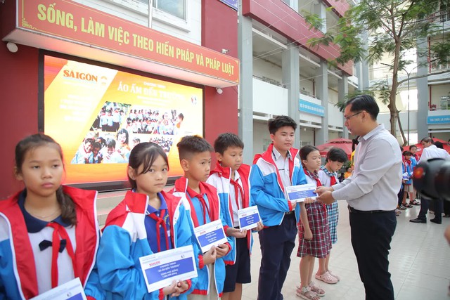Ho&agrave;ng Đức th&ocirc;ng qua '&Aacute;o ấm đến trường' tiếp sức học sinh ngh&egrave;o hiếu học- Ảnh 3.