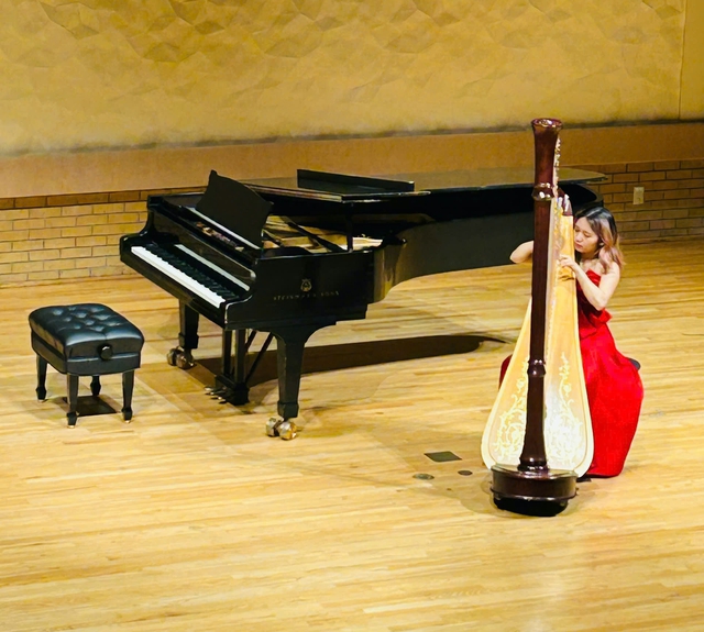 Cô gái Việt chơi hạc cầm tại Mỹ: Hành trình âm nhạc đầy đam mê và thử thách - Ảnh 2. Cô gái Việt chơi hạc cầm tại Mỹ: Hành trình âm nhạc đầy đam mê và thử thách - Ảnh 2.