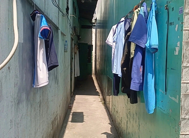 Nắng n&oacute;ng, sinh vi&ecirc;n, c&ocirc;ng nh&acirc;n ở trọ lao đao v&igrave; tiền điện tăng cao - Ảnh 3.