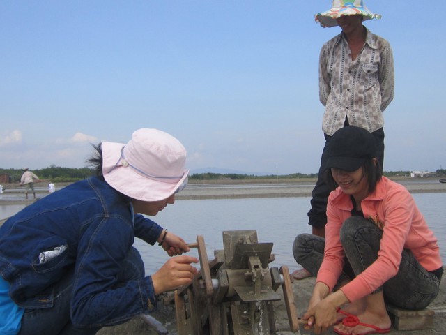 Điện về đã đổi đời cho người dân trên đảo Thiềng Liềng - Ảnh 2.