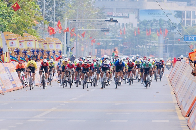 Cua rơ mặc &aacute;o cam C&uacute;p truyền h&igrave;nh TP.HCM kh&ocirc;ng may bị ng&atilde; ngay trước vạch đ&iacute;ch- Ảnh 3.