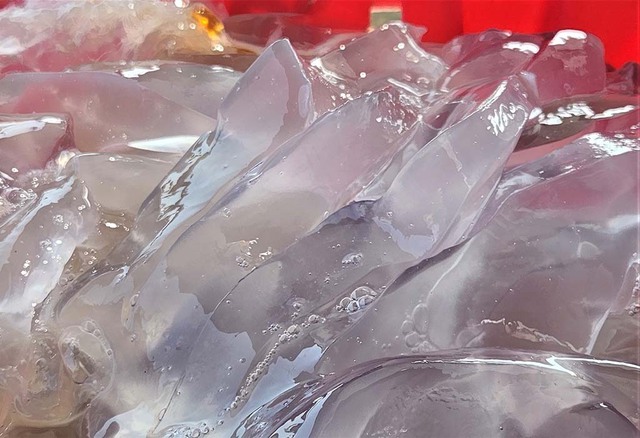 M&ugrave;a lộc biển: Những khoang thuyền chở 'v&agrave;ng trắng' về bờ - Ảnh 6.