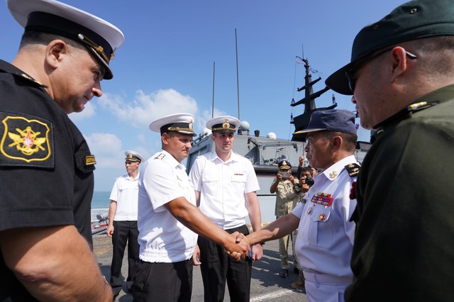 Hai t&agrave;u chiến Hạm đội Th&aacute;i B&igrave;nh Dương của Nga cập cảng Sihanoukville ở Campuchia - Ảnh 3.