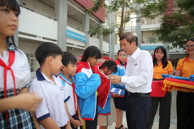 Ho&agrave;ng Đức th&ocirc;ng qua '&Aacute;o ấm đến trường' tiếp sức học sinh ngh&egrave;o hiếu học- Ảnh 2.