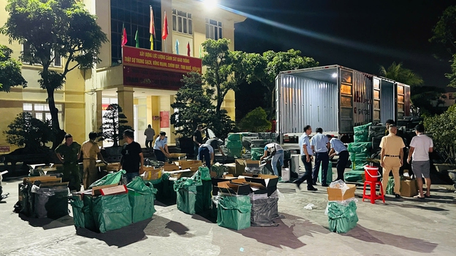 Kiểm tra xe container, lộ l&ocirc; thuốc l&aacute; lậu &lsquo;khủng&rsquo; tại Gia Lai - Ảnh 4.