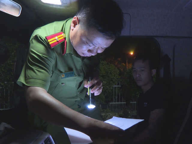 Kiểm tra xe container, lộ l&ocirc; thuốc l&aacute; lậu &lsquo;khủng&rsquo; tại Gia Lai - Ảnh 3.