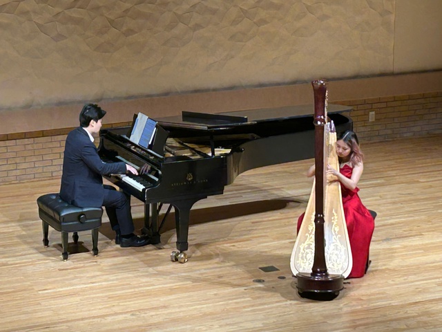 Cô gái Việt chơi hạc cầm tại Mỹ: Hành trình âm nhạc đầy đam mê và thử thách - Ảnh 1. Cô gái Việt chơi hạc cầm tại Mỹ: Hành trình âm nhạc đầy đam mê và thử thách - Ảnh 1.