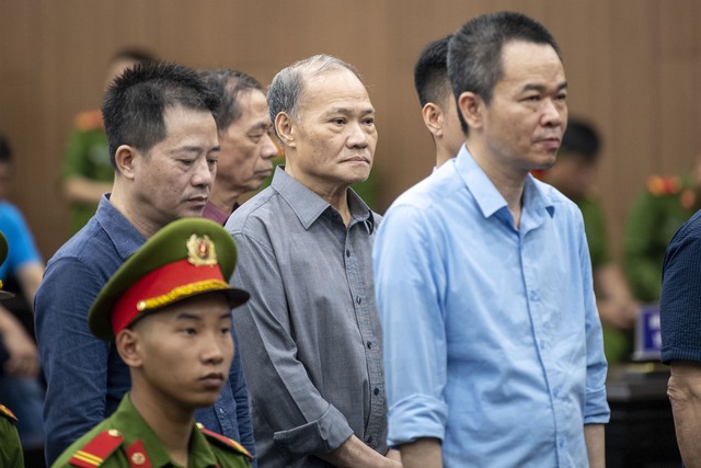 Cựu Thứ trưởng Bộ NN-PTNT bị phạt 5 năm t&ugrave; trong vụ hối lộ 40 tỉ - Ảnh 2.
