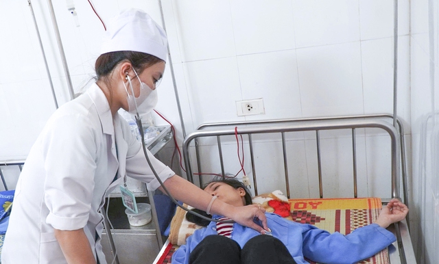 Vụ 19 người nghi ngộ độc b&aacute;nh m&igrave; ở Quảng Ng&atilde;i: Chả lụa, ch&agrave; b&ocirc;ng nhiễm khuẩn - Ảnh 1.